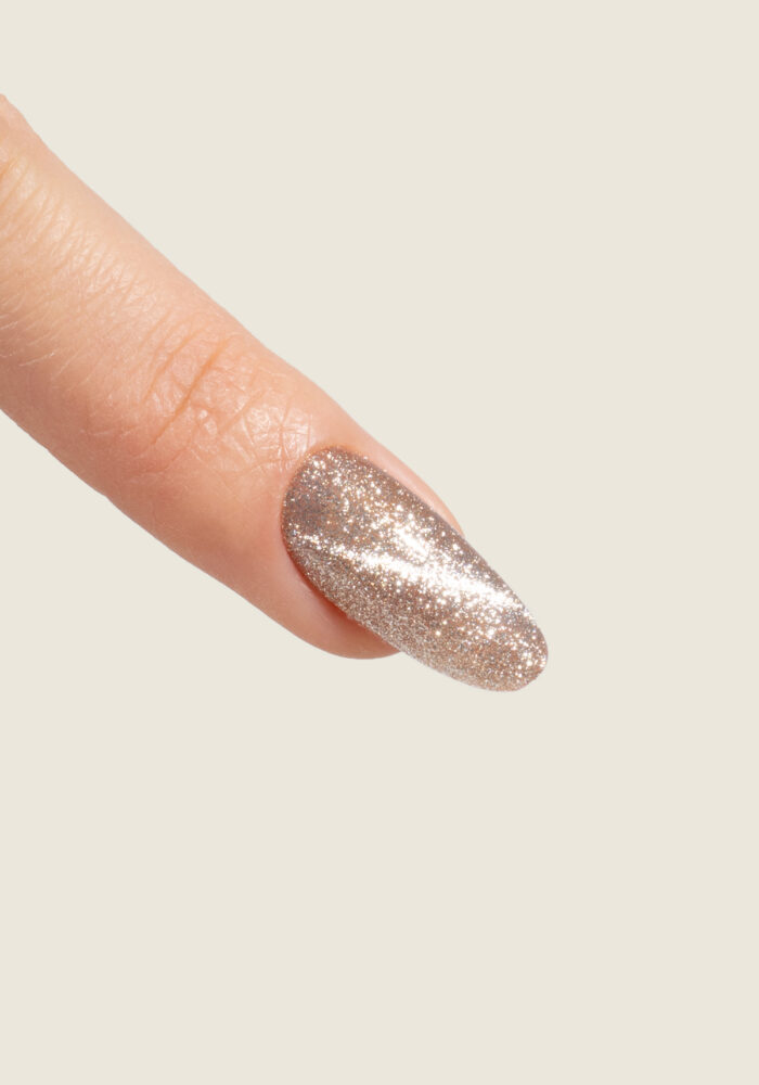 Полуперманентен гел лак Cat Eye Gold със златист магнитен ефект и брокатени отблясъци върху нокътна мостра, флакон 8 мл с лъскав финиш.