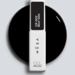 Musa Nails Gel Polish GP002 – силно пигментиран черен полуперманентен гел лак с кремообразна текстура, равномерно покритие от първи слой и дълготрайна издръжливост до 4 седмици, подходящ за професионален маникюр и nail art.