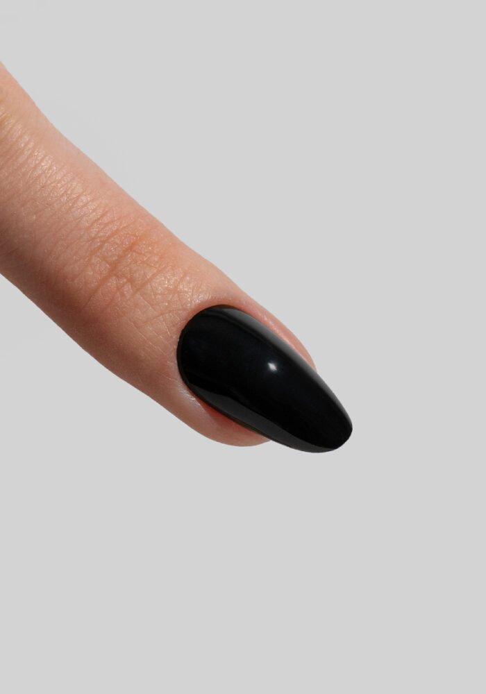 Musa Nails Gel Polish GP002 – силно пигментиран черен полуперманентен гел лак с кремообразна текстура, равномерно покритие от първи слой и дълготрайна издръжливост до 4 седмици, подходящ за професионален маникюр и nail art.