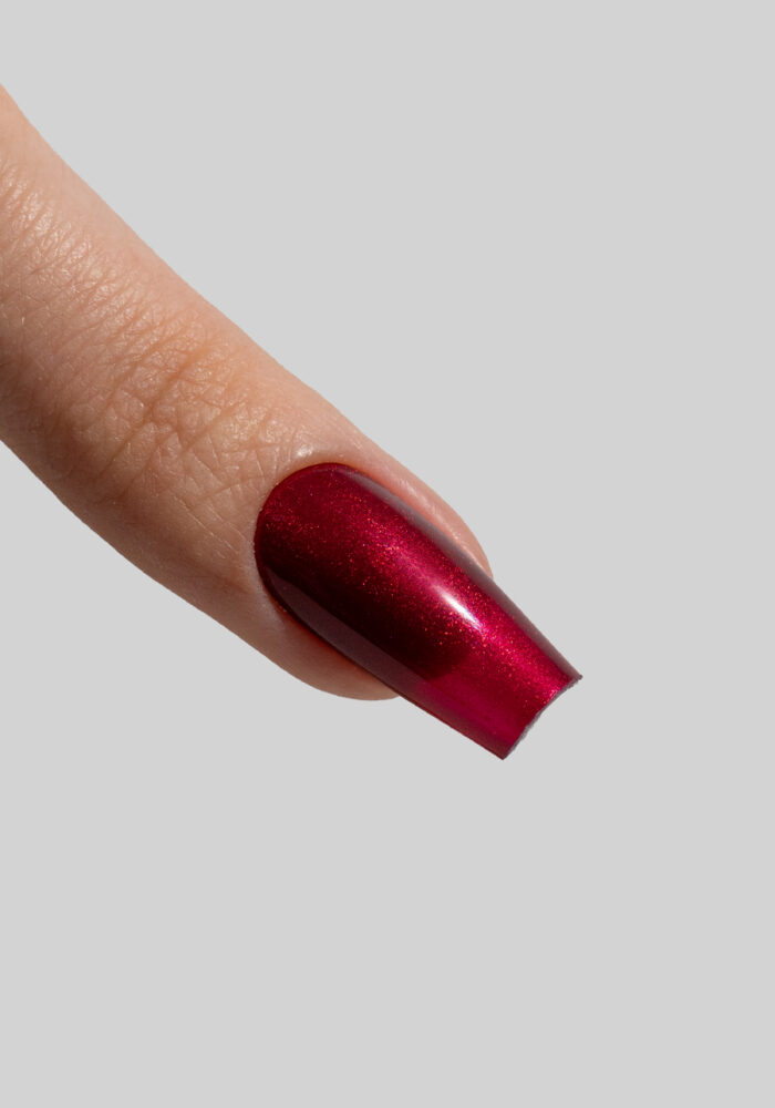 Бордочервен glitter гел лак Musa Nails GP020 с фин microglitter ефект и наситен амарантов нюанс за елегантен дълготраен маникюр.