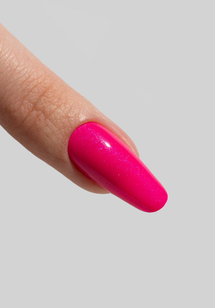 Фуксия металик гел лак Musa Nails GP028 с наситен цвят и силно пигментирано покритие за професионален дълготраен маникюр.