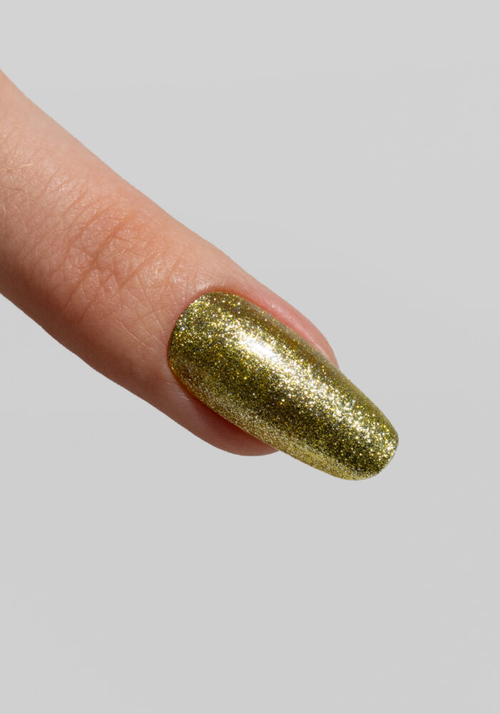 Златист glitter гел лак Musa Nails Shine GPS003 с фин microglitter ефект и сияен завършек за елегантен дълготраен маникюр.