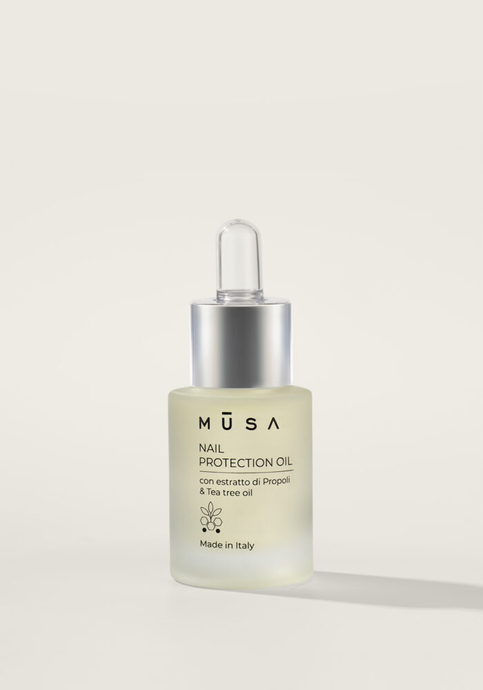 Nail Protection Oil 15 мл – защитно и укрепващо масло за нокти и кожички с прополис и tea tree, предпазва от инфекции и чупливост.