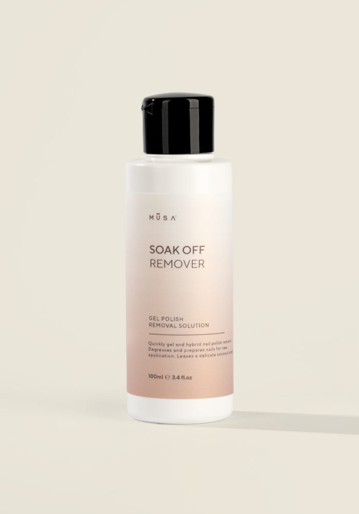 Soak Off Remover за премахване на гел лак, 100 мл – професионална формула, която бързо и деликатно разтваря полу-перманентен лак без да уврежда естествения нокът.